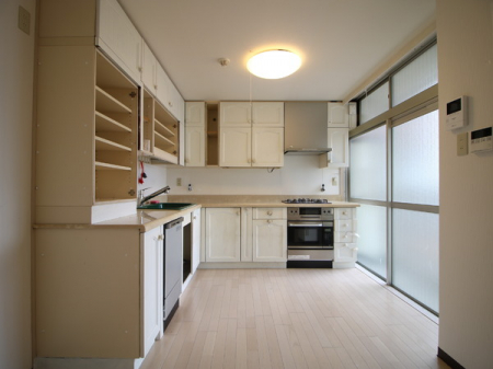 キッチン　収納スペースも豊富で食器や調理器具をしっかりしまうことができます。
