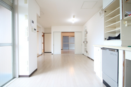 リビング　隣室の和室との扉を開放すればより大きく開放的な空間へと変わります。
