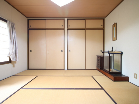 和室　隣室の和室との扉を開放すればより大きく開放的な空間へと変わります。
