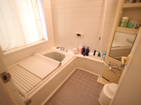 浴室　窓付きのバスルームで空気がこもらず、スッキリとした空間に。
