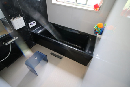浴室　大きな浴室には窓付き。湿気を逃がしやすいため浴室を清潔に保ちやすく、お掃除もしやすいですね。
