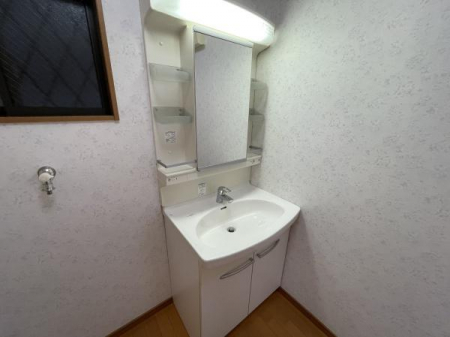 浴室　■窓付きのバスルームで空気がこもらず、スッキリとした空間です。
