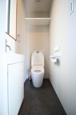 トイレ　窓があり、空気がこもらず明るいトイレ。使い心地と清潔感を追求したトイレです。暮らしの中のさりげない快適さが光ります。

