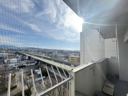 バルコニー　10階という高層ならではの眺望。リノベーション完成後の景色が楽しみです。