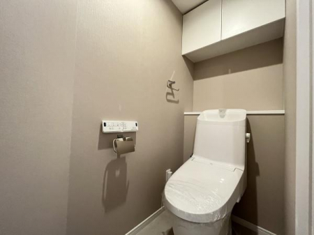トイレ　新調されたトイレ。基本的機能の付帯。
清潔感に溢れた空間となっております。