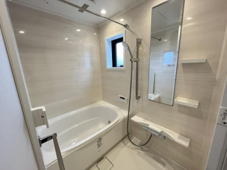 浴室　1日の疲れを取り心身を癒すことができる住まいの中のリラクゼーション新調されたバスルームはオートバスとなっております。また嬉しい機能で浴室乾燥暖房機が付属します。悪天候や気温の低い日も安心です。