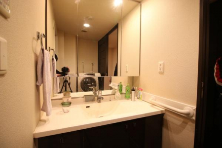 洗面台・洗面所　洗面室もシンプルでいて、且つ『使いやすさ』に気を配られています。
