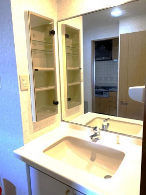 洗面台・洗面所　収納付き、鏡が広く使いやすい洗面台