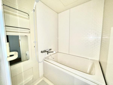 浴室　白が基調のバスルーム1日の疲れを取り心身を癒すことができる住まいの中のリラクゼーション空間。