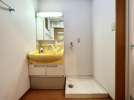 洗面台・洗面所　防水パン付きの脱衣スペース。洗面化粧台はシャワー付きで三面鏡と使い勝手が良いです。