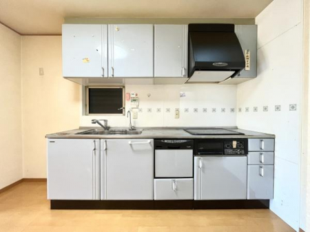 キッチン　収納スペースが豊富なIHシステムキッチンです