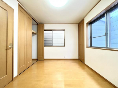 洋室　6帖の洋室です。
十分な広さの収納スペースがございます。