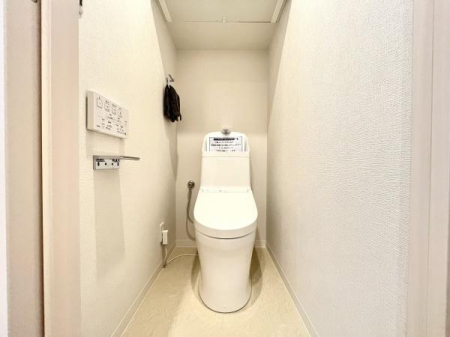 トイレ　此方も新調されたウォシュレット機能付きのトイレでいつも清潔に保てます。衛生面が気になる方でも安心してお使い頂けます。