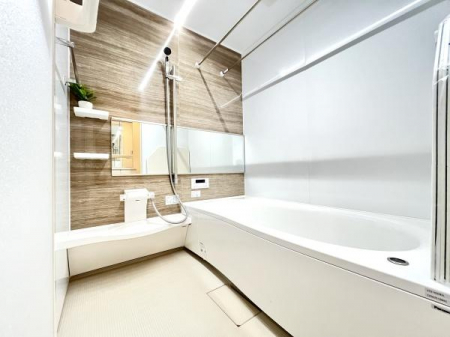 浴室　１畳もある日の疲れを取り心身を癒すバスルーム。窓があり空気が湿りにくい空間。
別途LDKに付帯しております操作パネルで自動お湯張りができる自動給湯システム搭載。