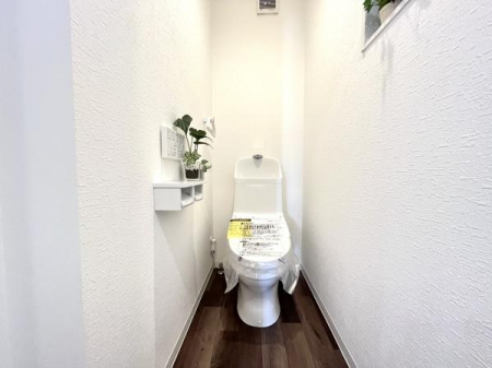 トイレ　小部屋くらいの広さを感じるトイレ。ウォシュレット等基本的設備完備。衛生面が気になる方でも安心してお使い頂けます。