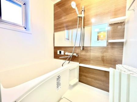 浴室　新調されたバスルームゆとりあるスペースを確保しております。マンションですがお風呂に窓があり空気がこもりません。別途キッチン横の操作パネルで自動お湯張りができる自動給湯システム搭載。