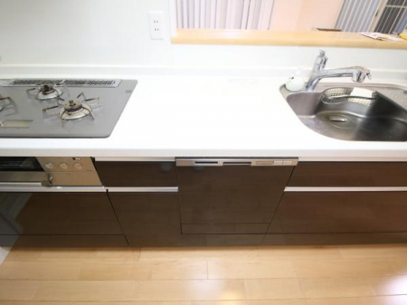 キッチン　3口コンロ付システムキッチンは食器洗い乾燥機付となっております。
