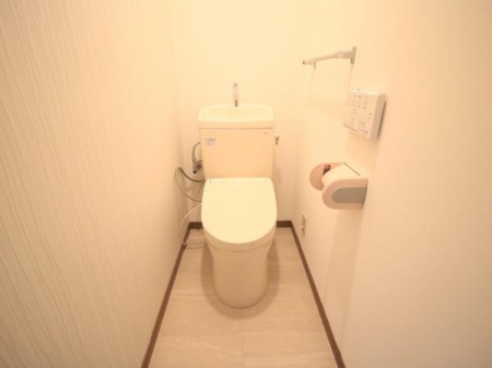 トイレ　1階トイレです。
ウォシュレット機能もあり、清潔にお使いです。
