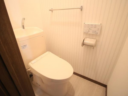 トイレ　1階トイレです。
ウォシュレット機能もついており、使いやすいトイレです。