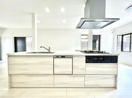 キッチン　新調されたキッチンは開放感のあるアイランド型を採用　3口コンロにグリル機能と基本設備は完備　家事の時短になる嬉しい食洗機も搭載された、機能性とデザイン性を兼ね備えたキッチンです
