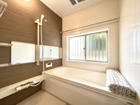 浴室　此方も新調された1坪サイズの浴室です。窓があり空気がこもりにくく大きな浴槽でゆったりと足を伸ばして入浴して頂けます。花粉の季節や雨天時も衣類乾燥ができる浴室乾燥機が搭載されています