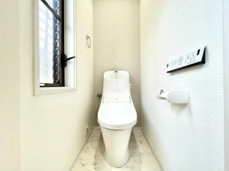 トイレ　新調されたトイレは各階にございます。寒い時期でも暖かな便座で快適にご使用いただける温水洗浄便座付きのトイレ　