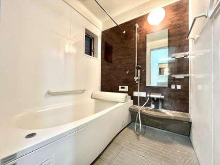 浴室　バスルームは追炊きや浴室乾燥機等の基本設備は勿論、窓があり空気がこもりにくい空間になっています。