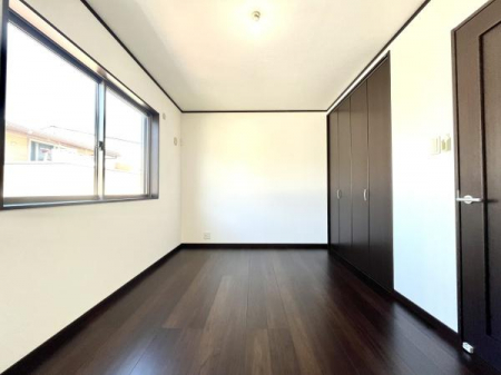 洋室　此方の洋室も6.7畳という広さはさながらクローゼットスペース付きです。寝室や作業部屋、用途に合わせてご使用いただけます。