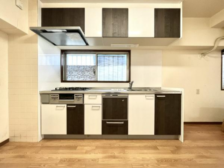 キッチン　空間を持て余すことなく使える壁付けタイプのキッチン。グリル機能/食洗器付きの3口コンロ。料理もはかどりますね。