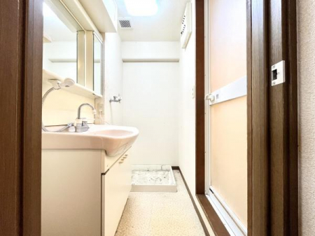 洗面台・洗面所　防水パン付の脱衣所。シャワー付の独立洗面台が設置されております。
