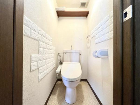 トイレ　清潔感のある白を基調とした空間のトイレ。