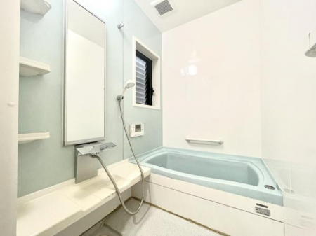 浴室　ゆったりリラックスタイムを演出する広々としたバスルーム 窓があり空気がこもりにくいです。
