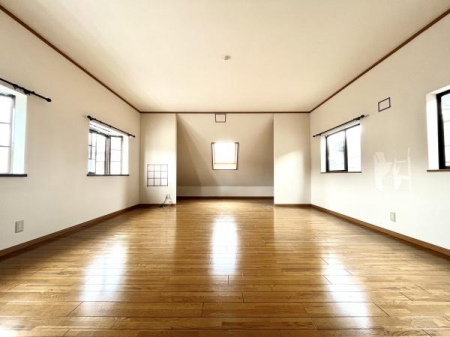 洋室　3階21帖の開放感のある洋室です。
十分な広さがありますので、様々な用途にお使いいただけます。天窓があり採光が期待できます。