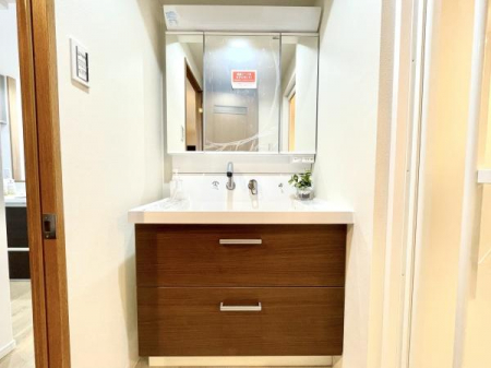 洗面台・洗面所　収納付き、鏡が広く使いやすい洗面台