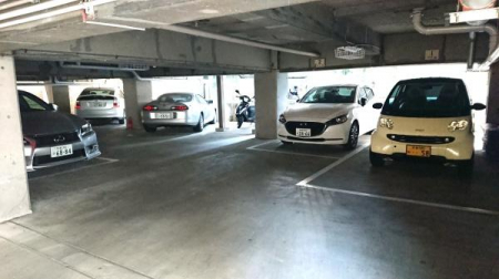 　普通車楽々駐車可能です。
