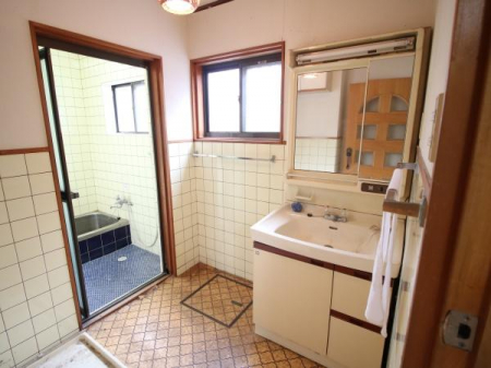 洗面台・洗面所　1階洗面所です。
脱衣所としてのスペースもしっかりと確保できます。