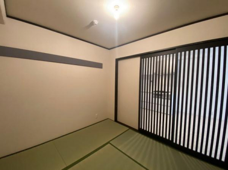 和室　4.5帖の和室です。
格子風の扉がオシャレです。