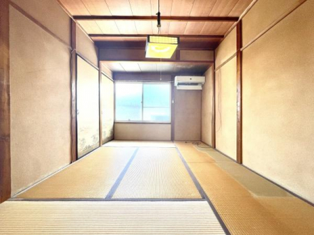 和室　1階6帖の和室です。
南向きの窓から光が差し込む明るいお部屋です。