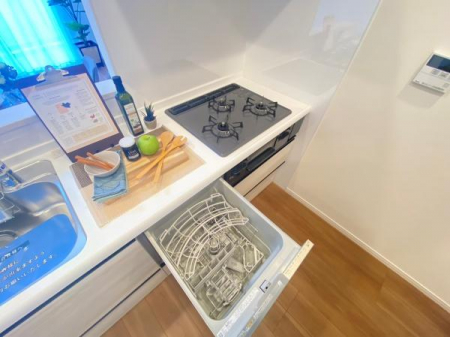 キッチン　キッチンは三ツ口コンロ、食洗器付きで作業効率の高いキッチンです。