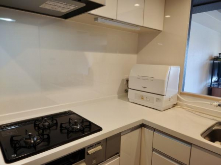 キッチン　■L型のキッチンが採用されております。作業スペース広々です。