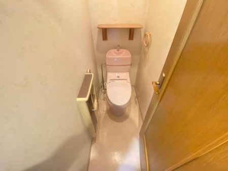 トイレ　2階トイレです。
ウォシュレット付きのトイレです。