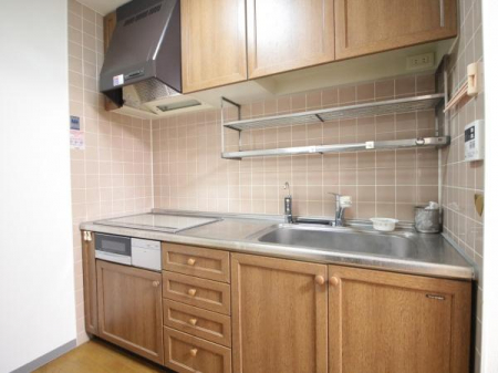 キッチン　収納スペースも豊富で食器や調理器具をしっかりしまうことができます。