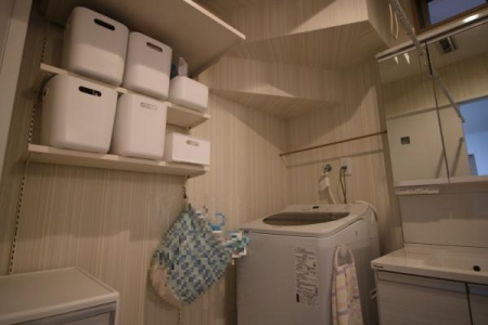 洗面台・洗面所　洗面室もシンプルでいて、且つ『使いやすさ』に気を配られています。雨降りでも安心なほし姫サマが設置されてます。

