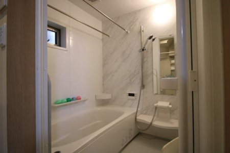 浴室　浴室乾燥機付きのバスルームです。
小窓が付いてますので換気も楽々です。