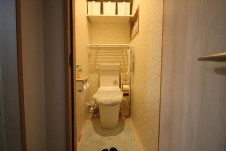 トイレ　１階トイレです。きれいにお使いに快適なウォシュレット機能付きです。